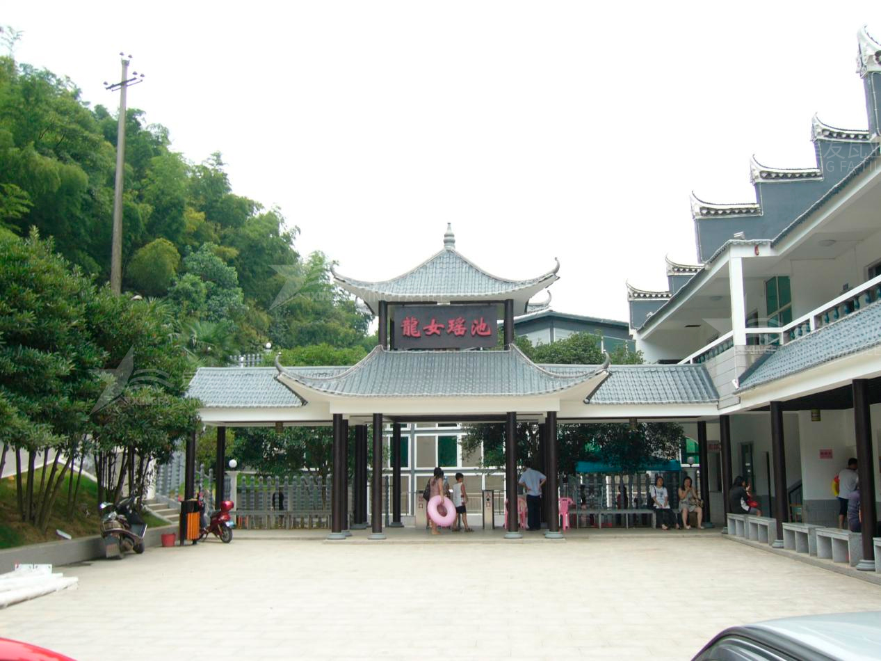 屋頂材料合成樹脂瓦和不銹鋼瓦哪個(gè)好？選擇很重要！